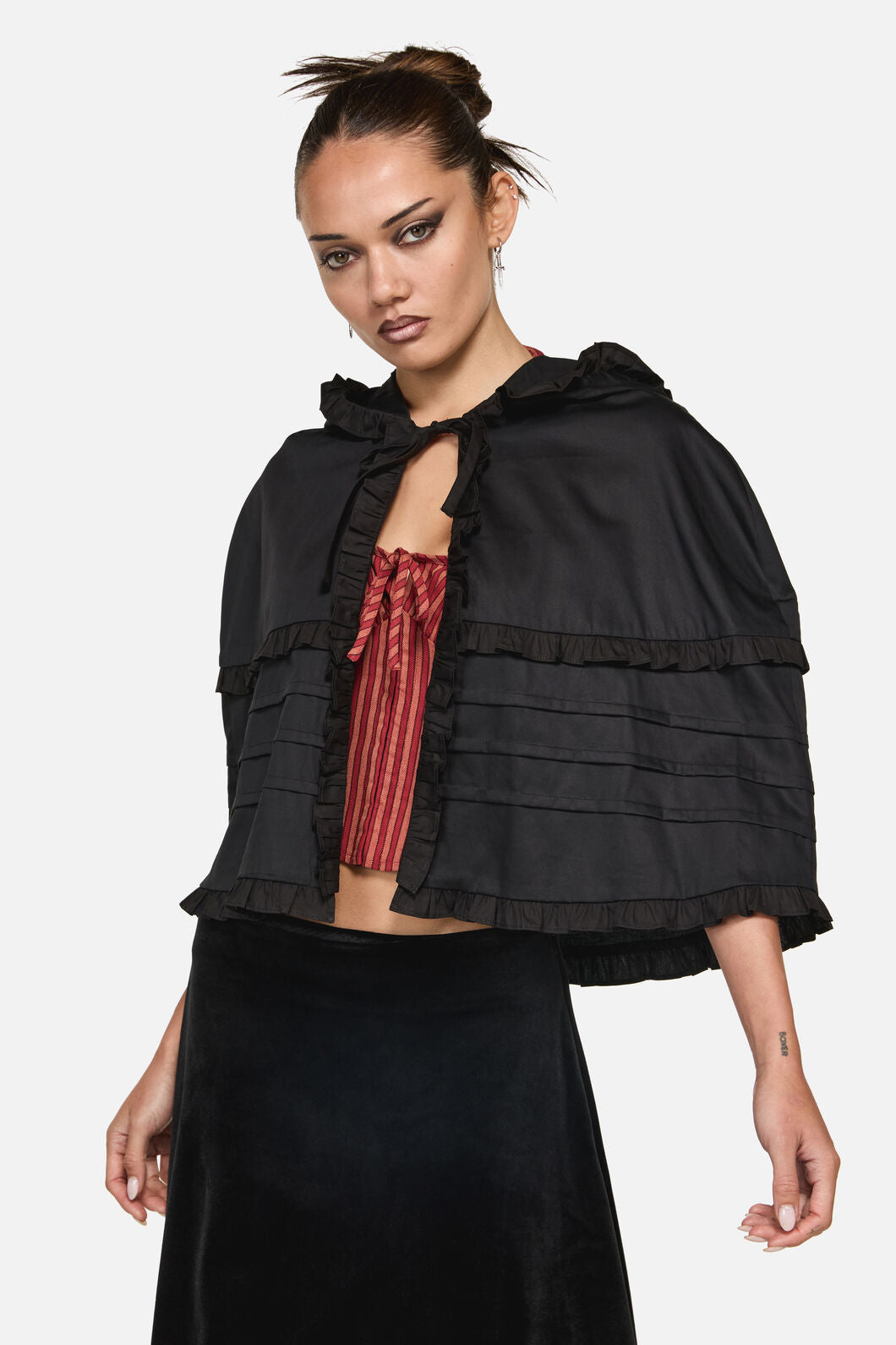 Black Friday - Estate Frill Cape - black