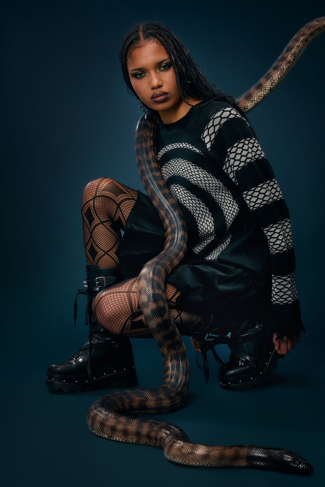 Dangerfield NZ - Slithering Goth Knit - black-white