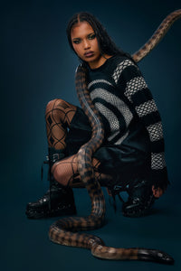 Dangerfield NZ - Slithering Goth Knit - black-white