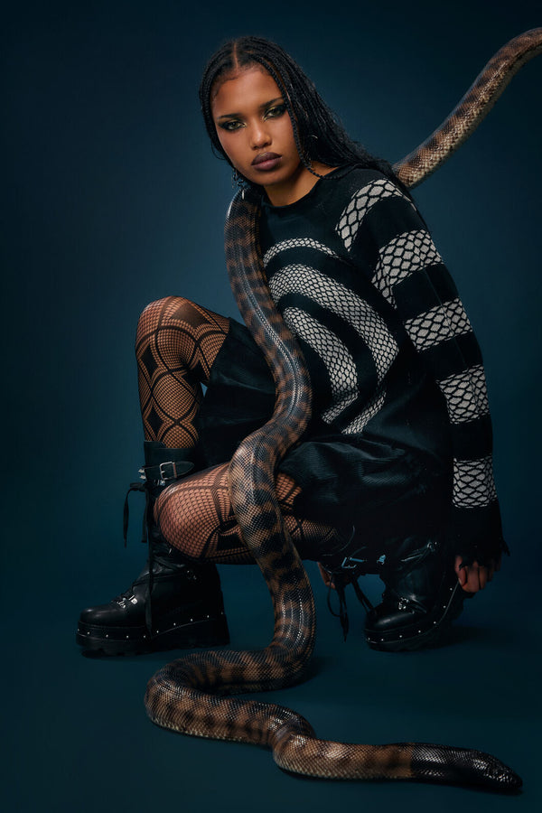 Dangerfield NZ - Slithering Goth Knit - black-white