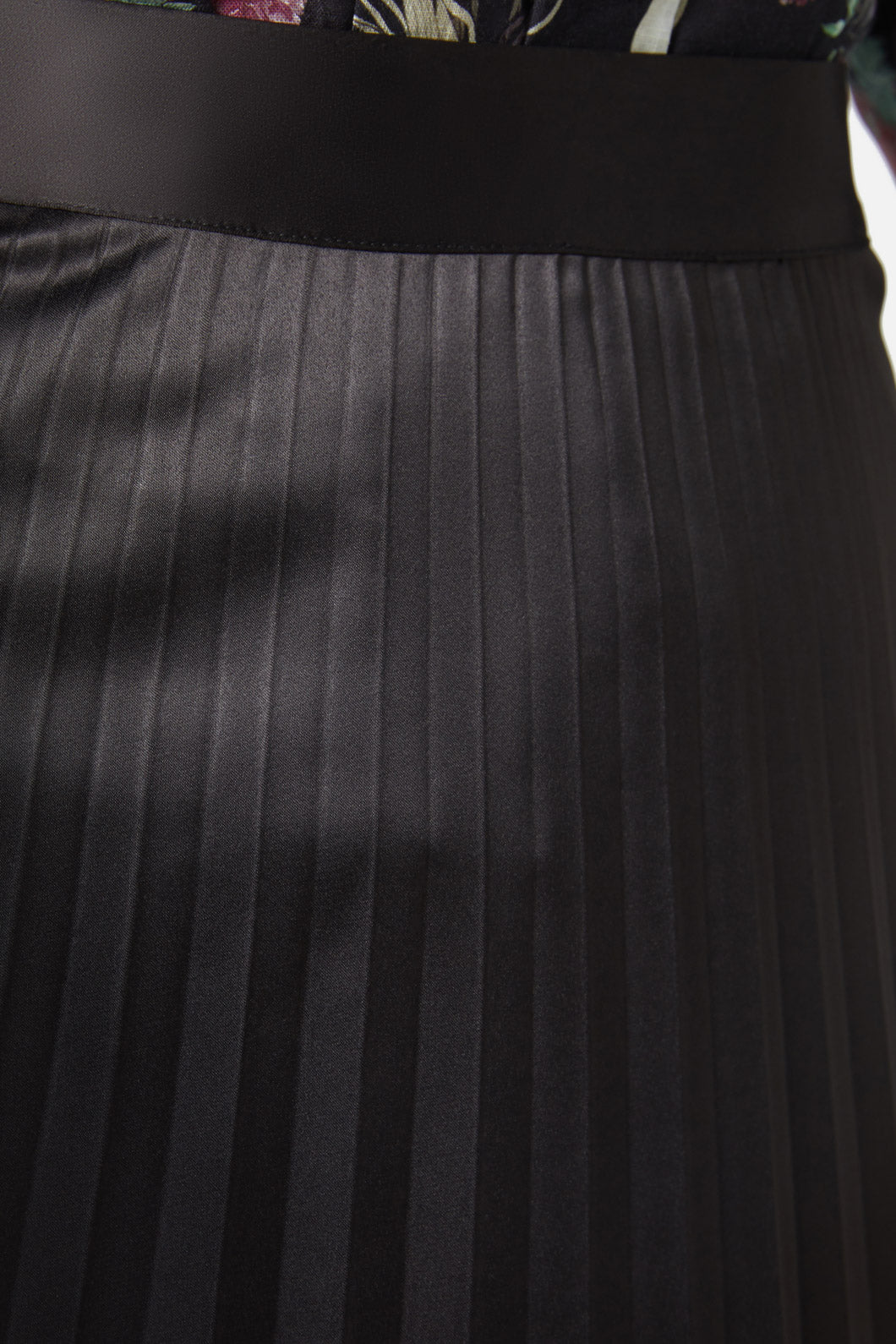 Long black pleated skirt nz best sale