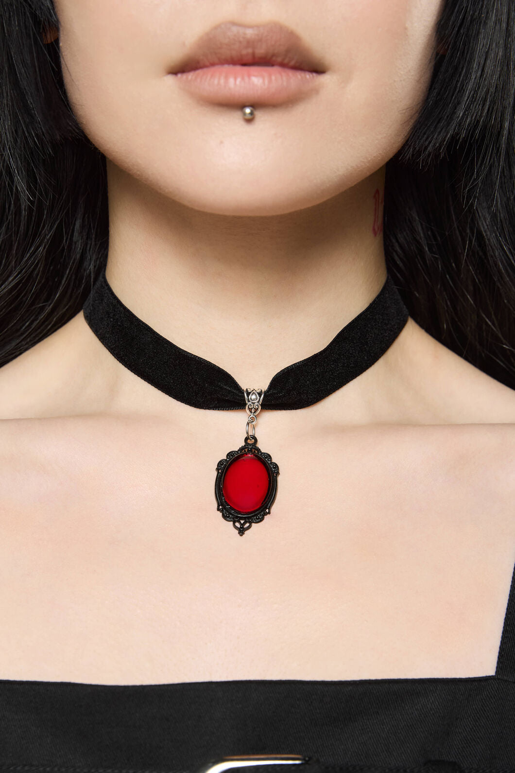 Dangerfield NZ - Red Velvet Charm Choker - black-red